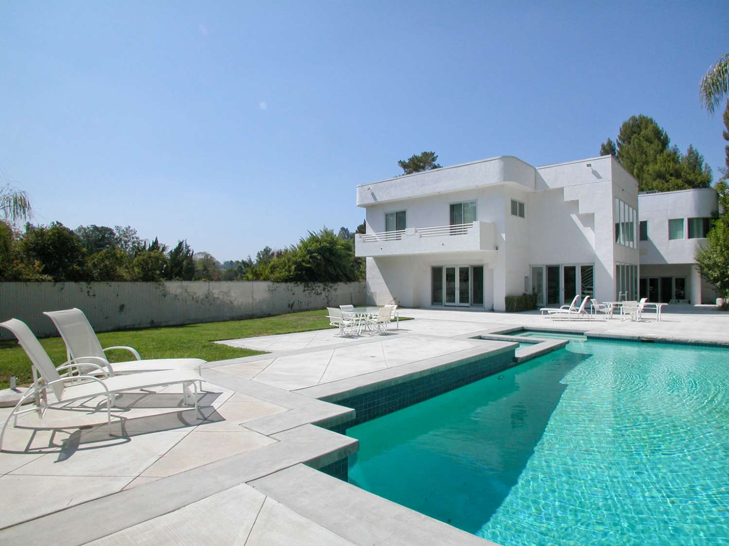 Modern 262 — Tarzana filming location