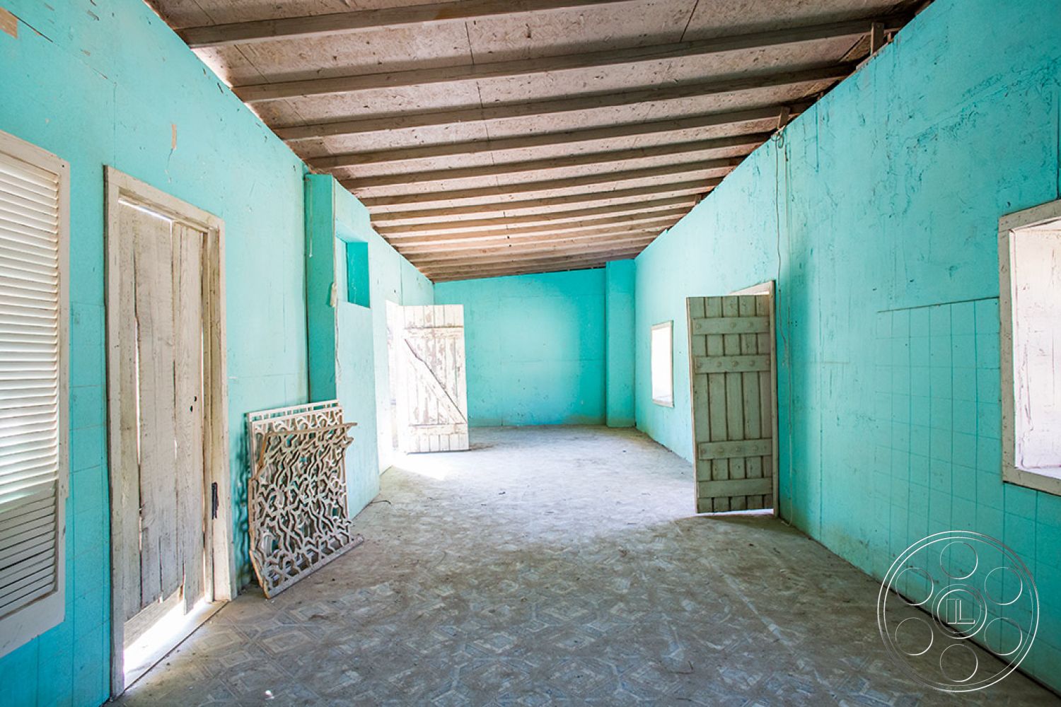Desert 1 - corridor, door, concrete
