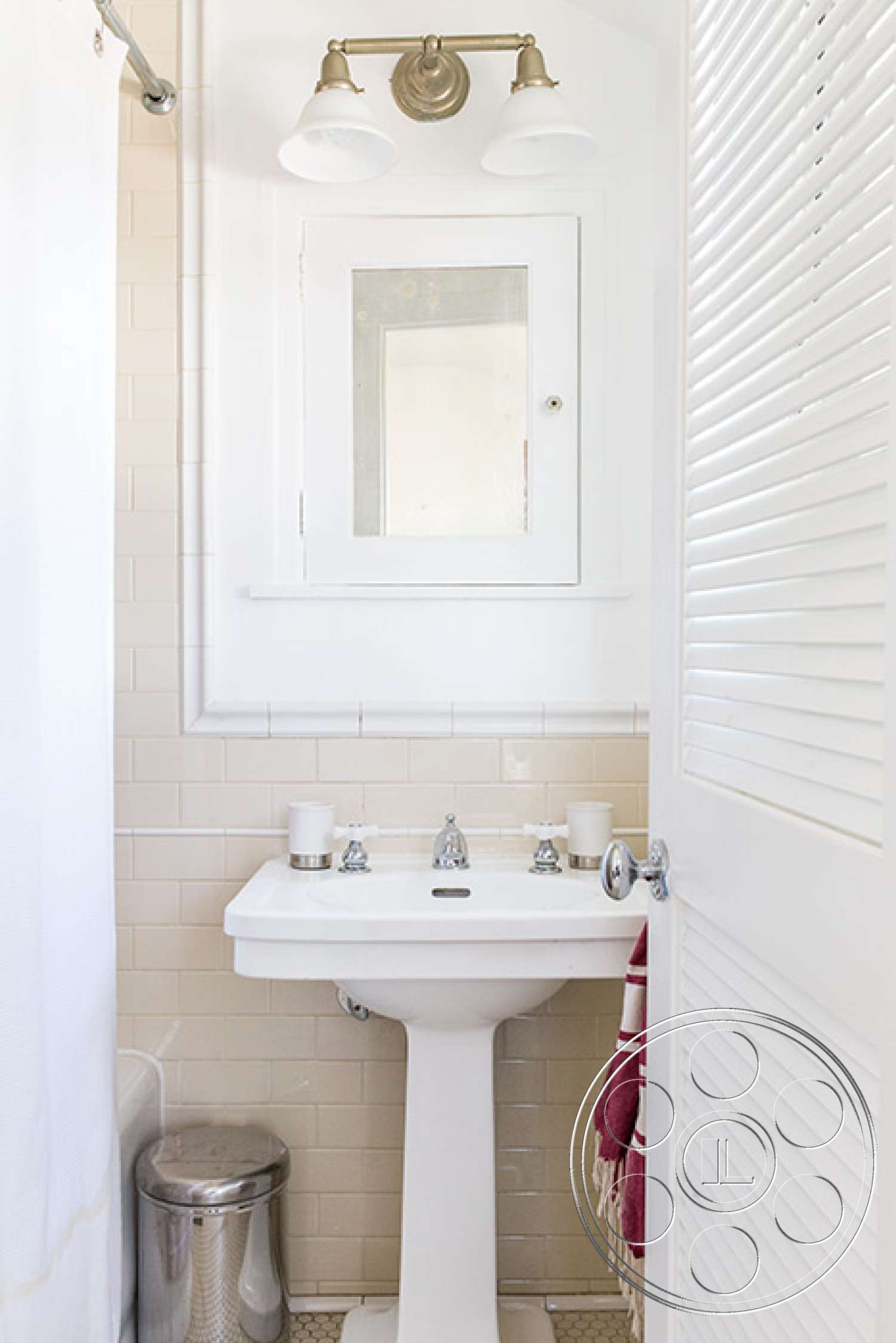 Spanish 119 - bathroom, indoors, room, corner, pedestal sink