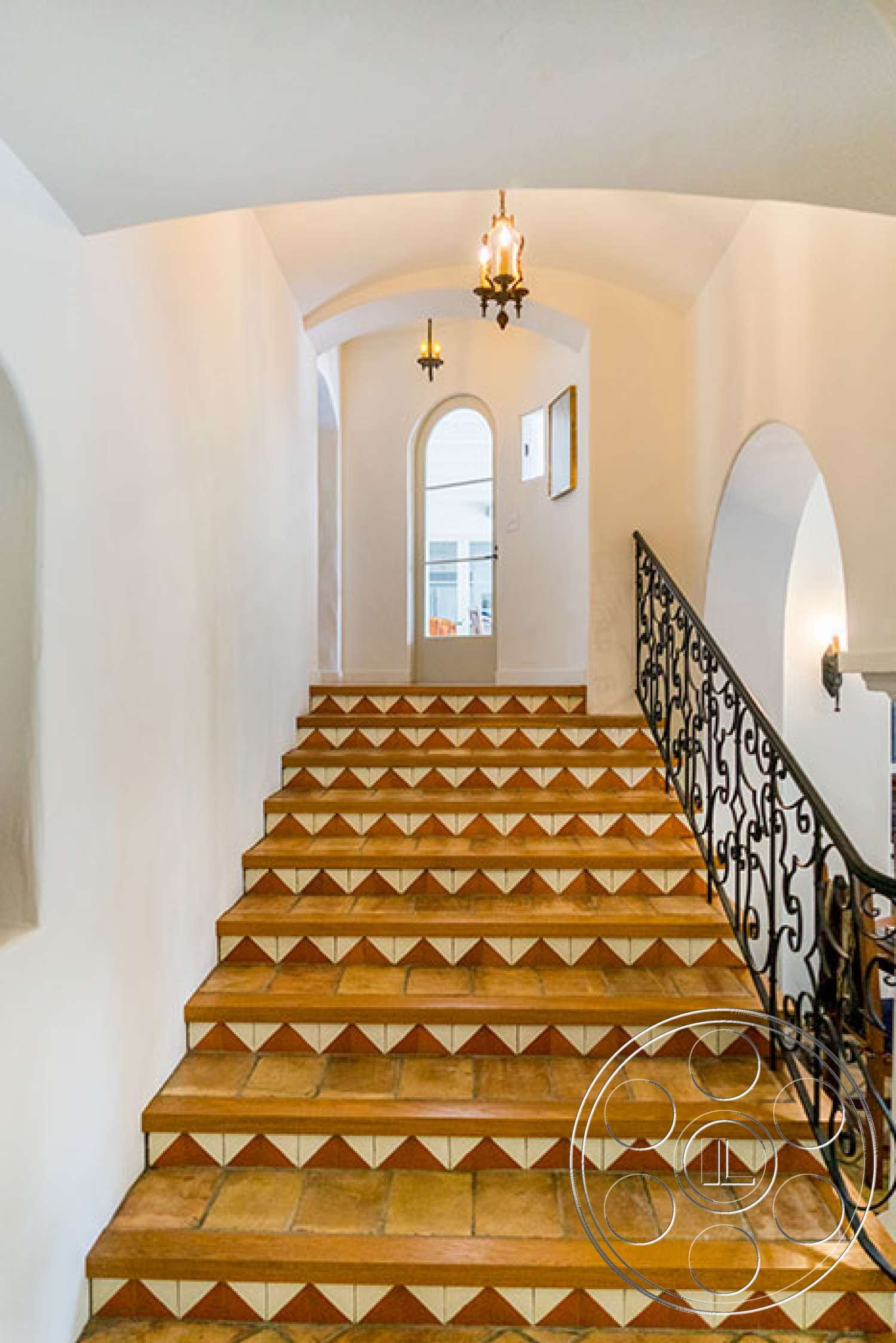 Spanish 113 - indoors, wood, handrail, banister, staircase