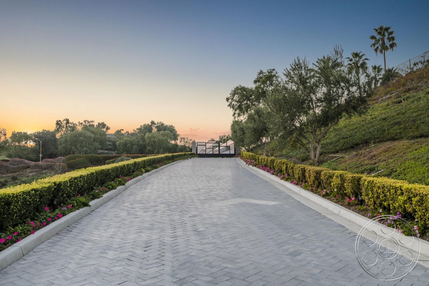 Mansion 126 - Road, hedges, Trees, brick driveway