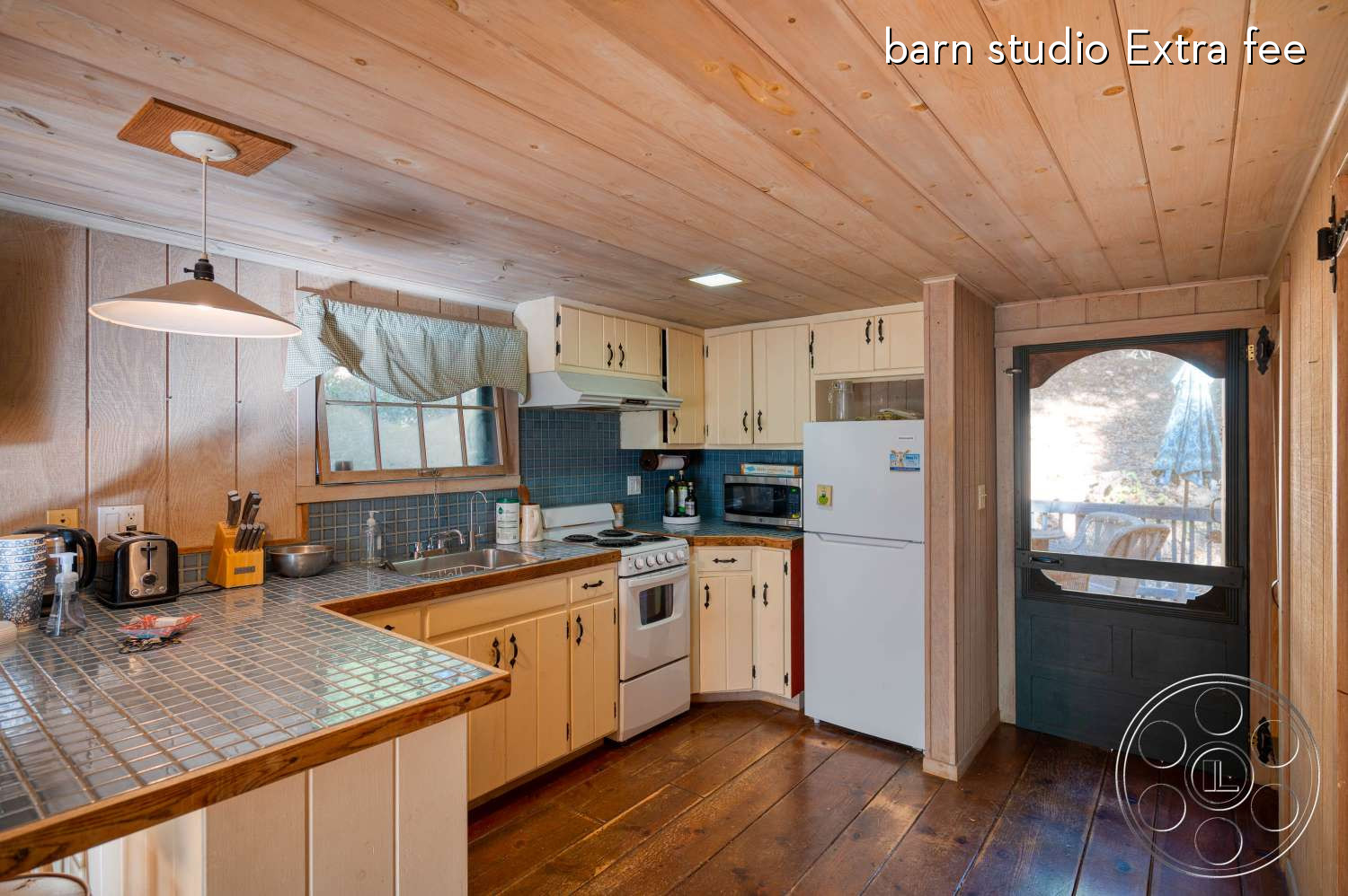Topanga Log Cabin - Plywood, Hardwood, Kitchen, Refrigerator