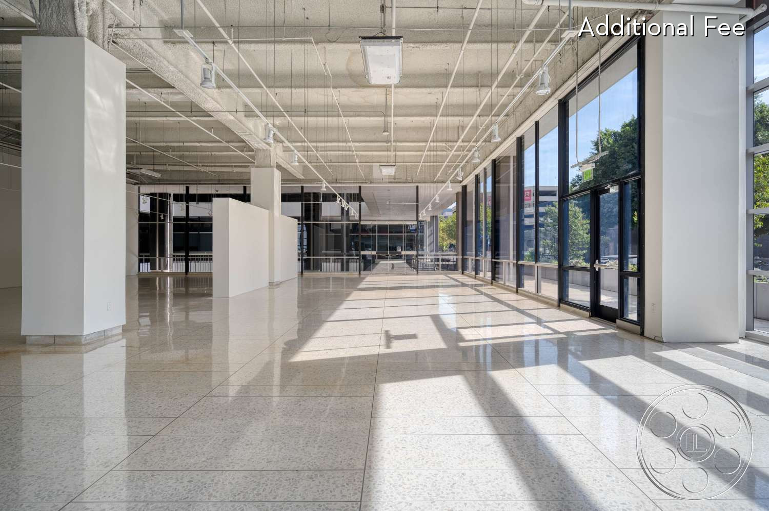 SKYstudio® - large windows, modern, white walls, open space, high ceilings, concrete ceiling, natural light, neutral color palette, minimalist design, ambient lighting, bright and airy atmosphere, polished concrete floor, flexible layout, gallery space, industrial elements, art exhibition, showcase area