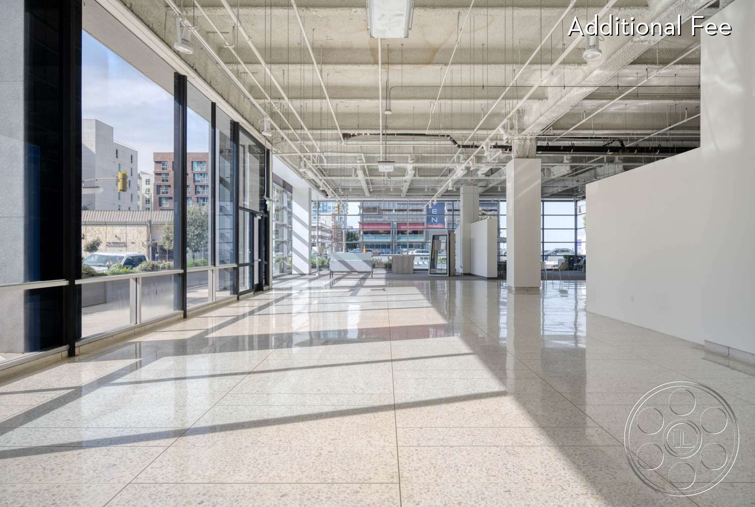 SKYstudio® - large windows, white walls, open space, exposed ceiling, natural light, neutral color palette, spacious layout, minimalist design, contemporary, urban setting, ambient lighting, versatile space, industrial elements, polished concrete flooring, modern lighting fixtures, flexible workspace, commercial space, bright environment, art gallery potential, exhibition space