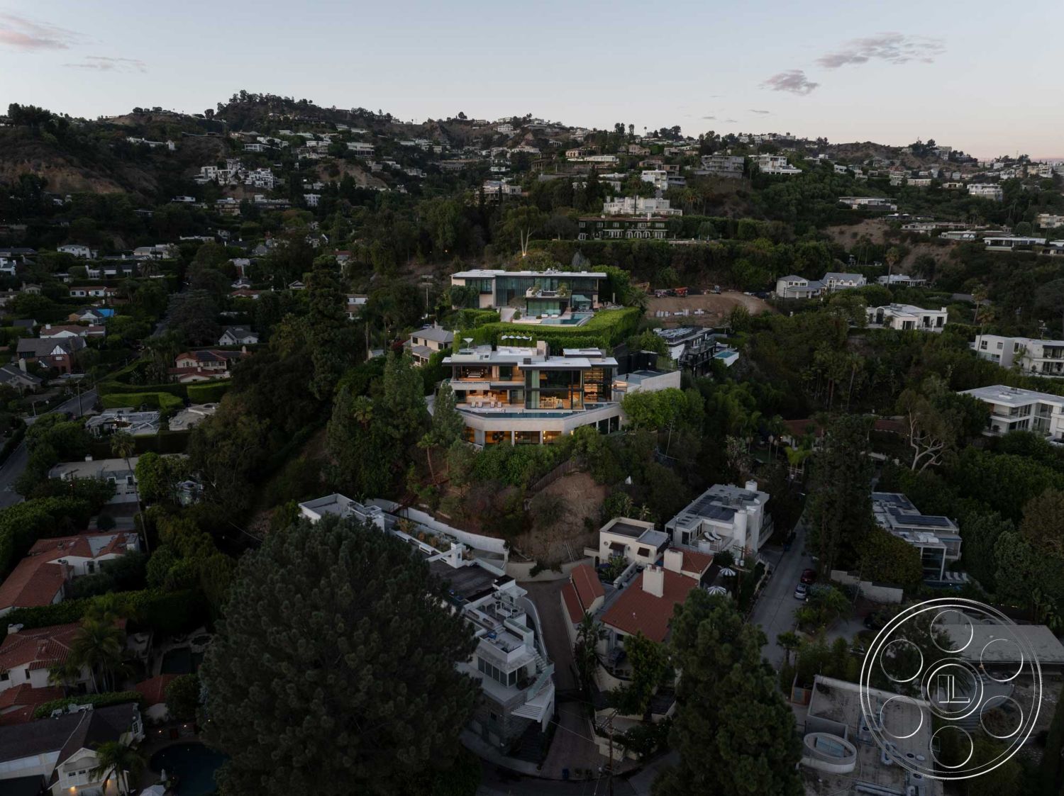 Modern 515 - glass sliding doors, floor-to-ceiling windows, infinity pool, stone feature wall, slate tile flooring, curved architectural elements, contemporary architectural style, open-concept living area, wood deck patio, concrete exterior walls, landscaped garden terrace, panoramic city skyline view, modern hillside home, exposed steel framework, suburban hillside setting, natural light-filled interiors, textured concrete driveway, lush mountain backdrop, green roof garden, modern outdoor entertaining space, living room with vaulted ceiling