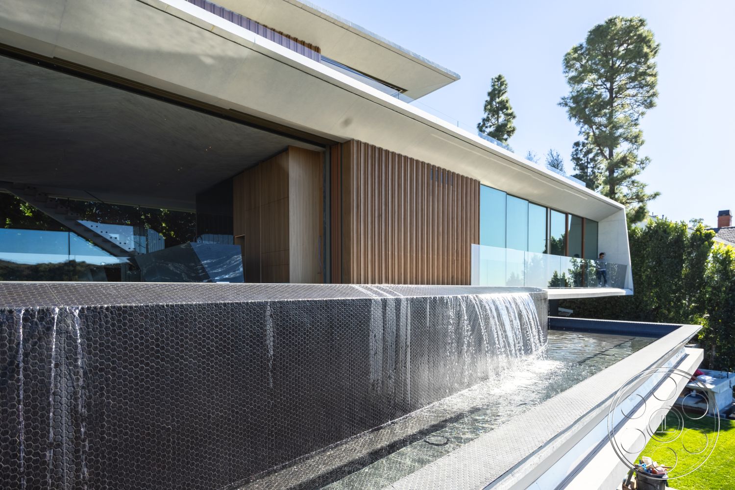 Modern 516 - exterior, minimalist design elements, floor-to-ceiling windows, modern architectural style, concrete facade, steel frame structure, outdoor relaxation space, integrated landscaping, flat roof design, glass wall panels, rectangular water feature, green lawn setting, wooden slat cladding, sunlight reflecting surfaces