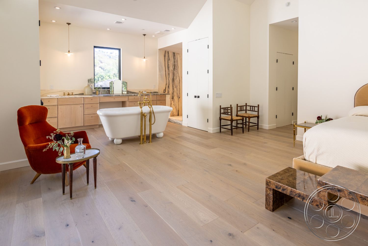 Modern Farmhouse 19 - natural light, contemporary decor, natural wood cabinetry, modern lighting fixtures, floor-to-ceiling windows, glass table, open-concept layout, lush outdoor view, cozy reading nook, modern farmhouse style, minimalist interior design, hardwood bedroom floors, white painted walls, urban retreat setting, textured wooden accent wall, gold bathroom fixtures, freestanding bathtubs, elegant gold accents, curved bathtub, crafted wood chairs