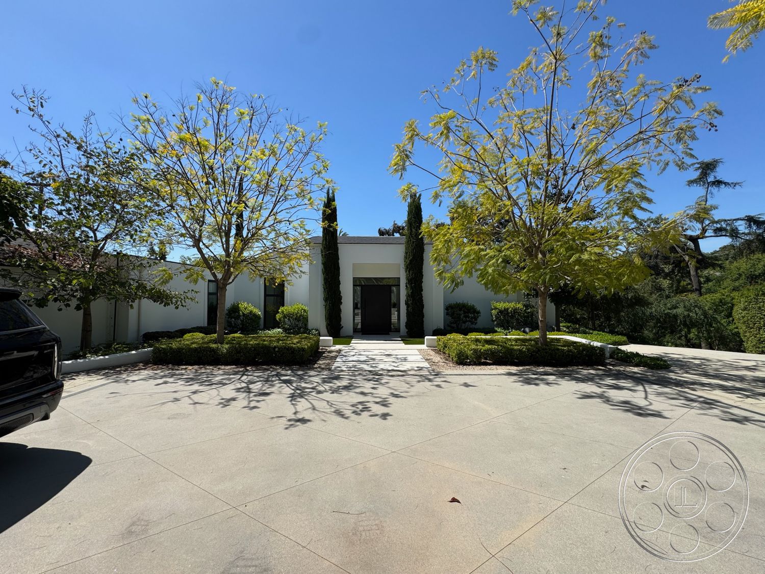 Modern 522 - exterior, minimalist design, landscaped front yard, modern architectural style, stone walkway, concrete driveway, symmetrical facade, ornamental trees, low-maintenance shrubs, rectangular driveway, greenery surrounding entryway