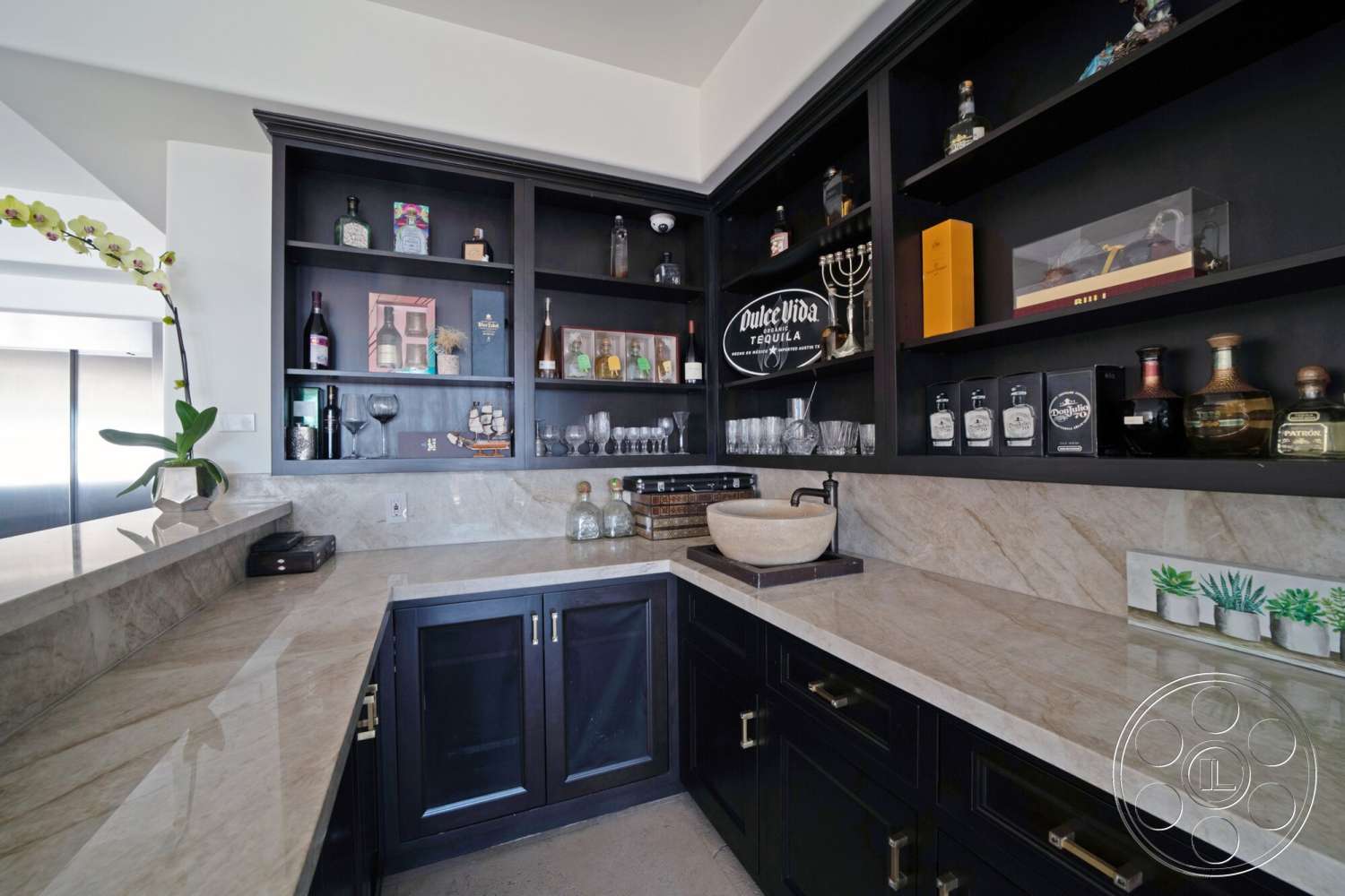 Medit 169 - minimalist design, open shelving, built-in storage, black cabinetry, marble countertop, glassware display, decorative accessories, modern bar area, tiled backsplash