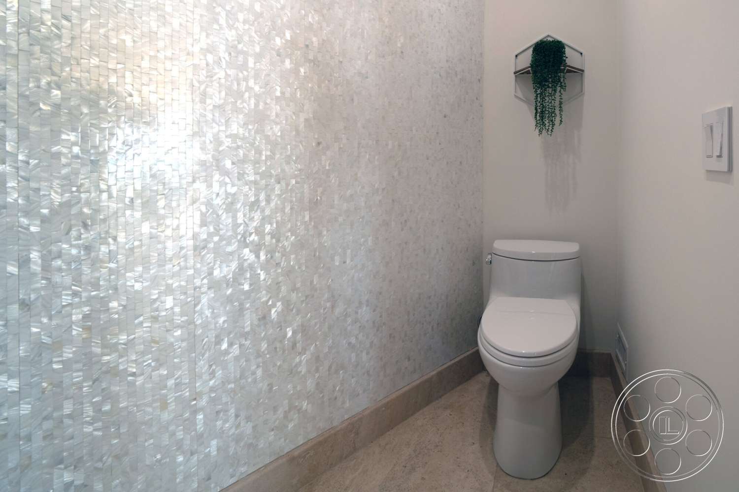 Medit 169 - minimalist design, bright lighting, porcelain toilet, mother-of-pearl mosaic wall, cream-colored wall paint, light beige stone flooring, wall-mounted planter