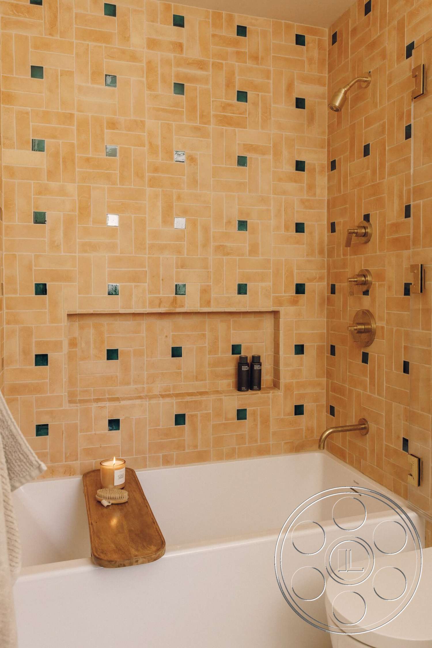 Modern 533 - textured plaster walls, built-in shower niche, freestanding white bathtub, 陶器タイルバスルームの壁, colored glass accent tiles, wooden bath shelf, gold finishes on fixtures, wall-mounted shower faucets, minimalist bath decor