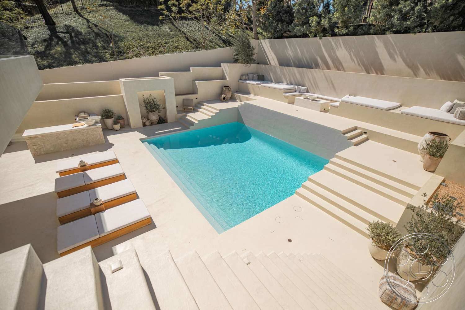 Modern 535 - exterior, landscaped garden, potted plants, concrete steps, outdoor lounge area, concrete pool deck, rectangular pool, white plaster walls, infinity edge pool, textured stone feature wall, gravel garden flooring, wooden sun loungers
