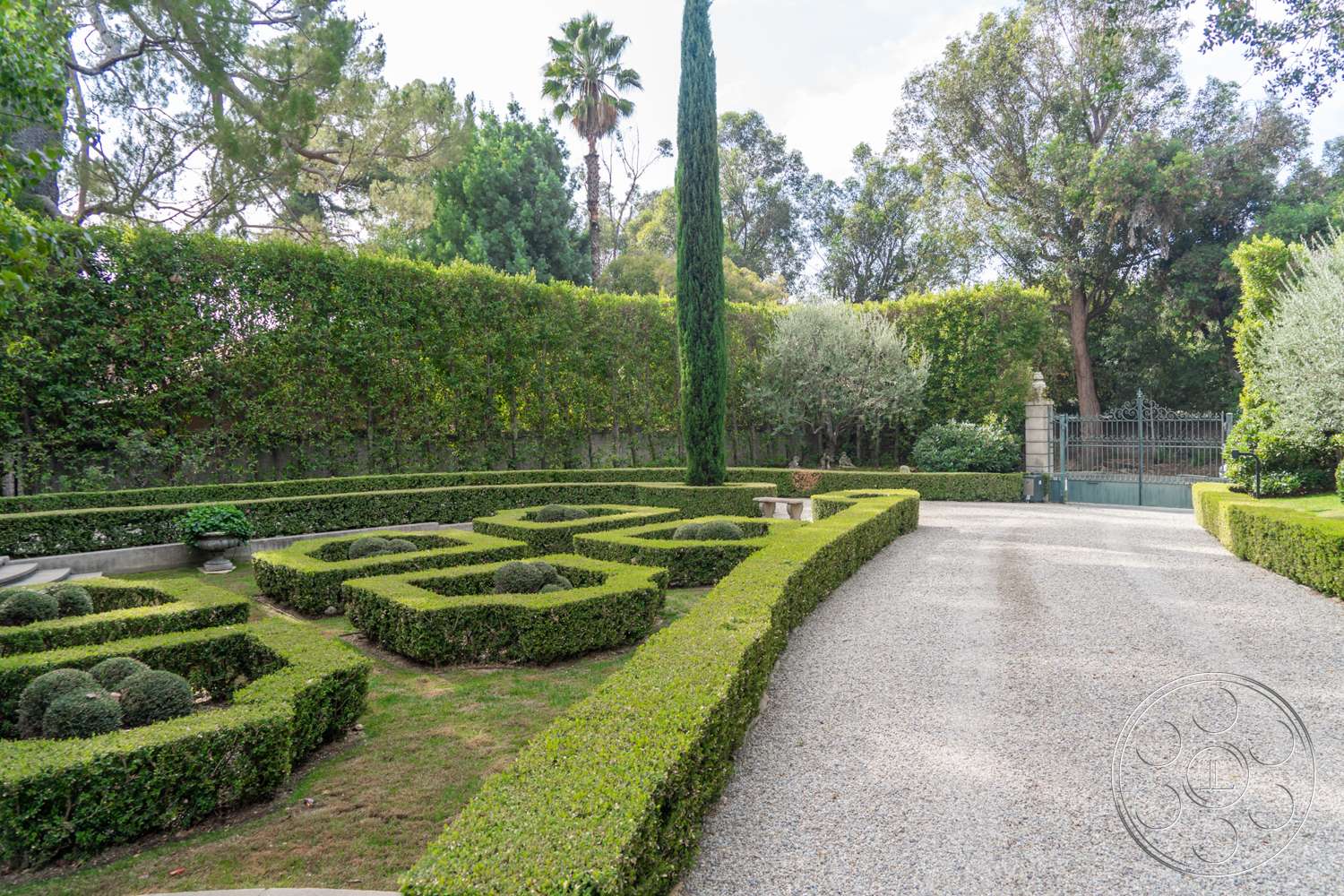 The Regent - outdoors, garden, arbour, fence, hedge